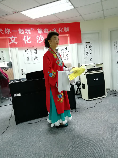 演唱京剧.jpg